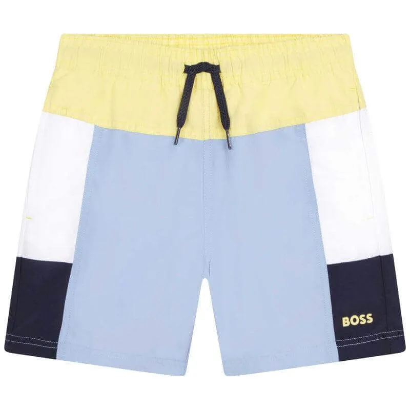 Jungen Badehorts mit blauen Farbblöcken