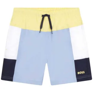 Jungen Badehorts mit blauen Farbblöcken