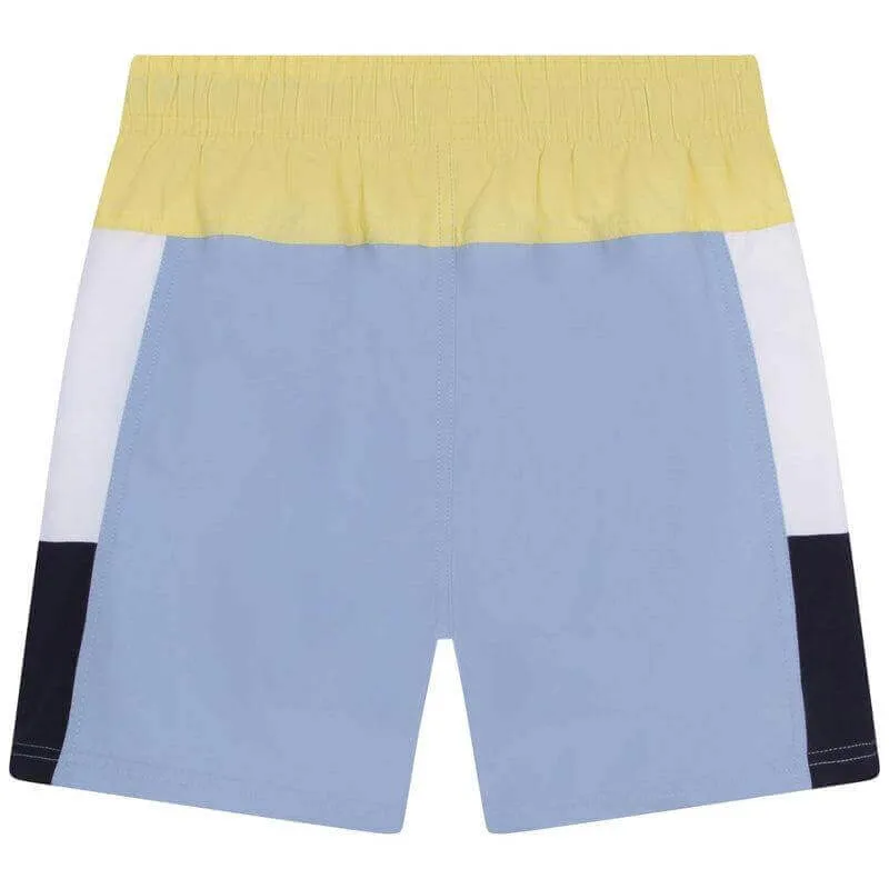 Jungen Badehorts mit blauen Farbblöcken