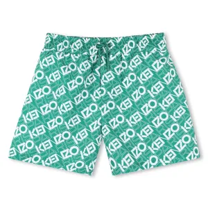 Jungen Badehorts mit grünem Logo