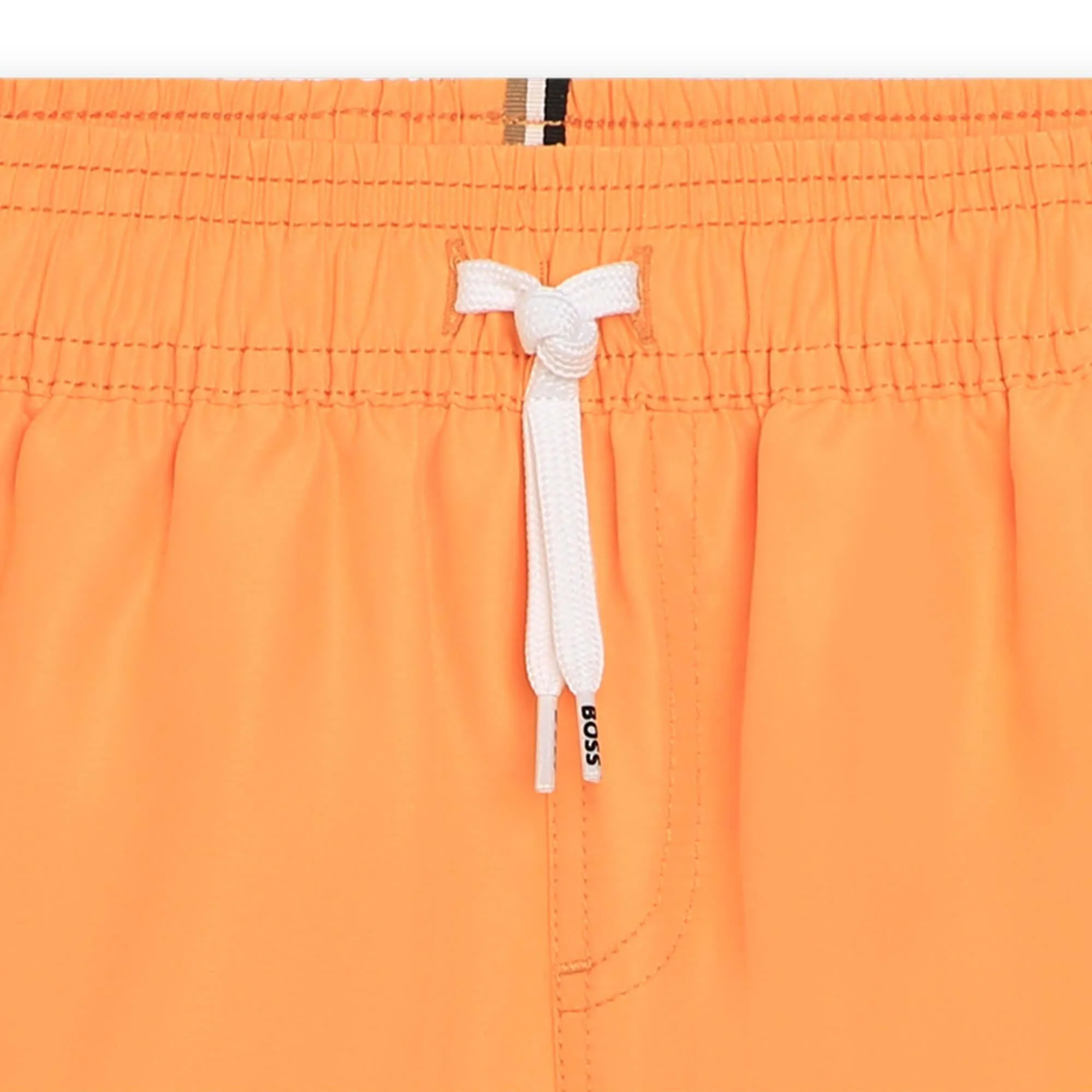 Jungen Badehorts mit orangefarbenem Logo