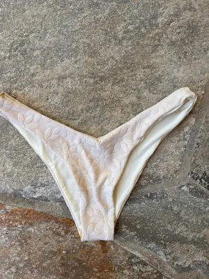 Ecru-farbener Cheeky V-Bikini-Boden mit Textur