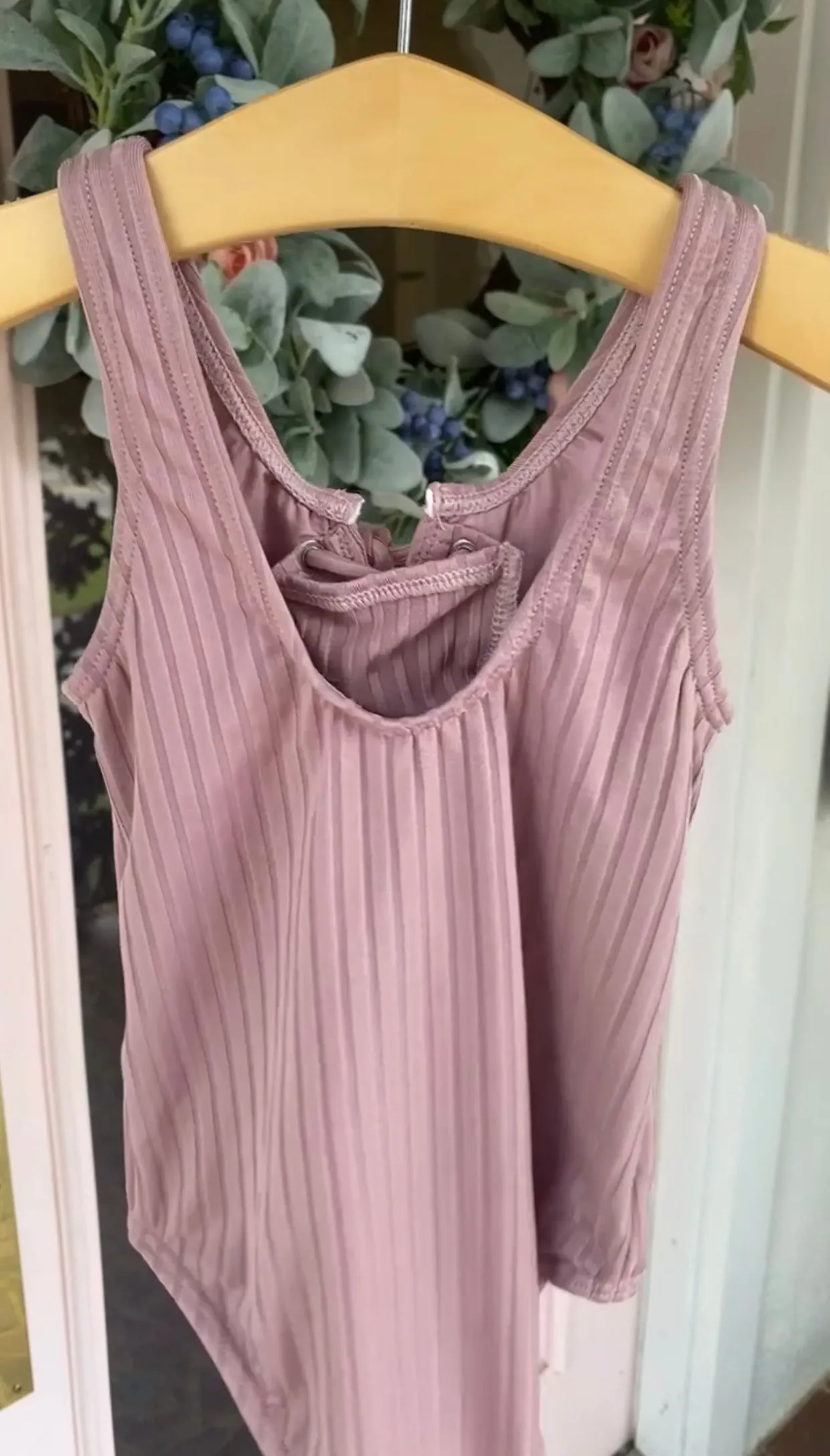 Einteiliges Kleid mit Schnürung | mauve
