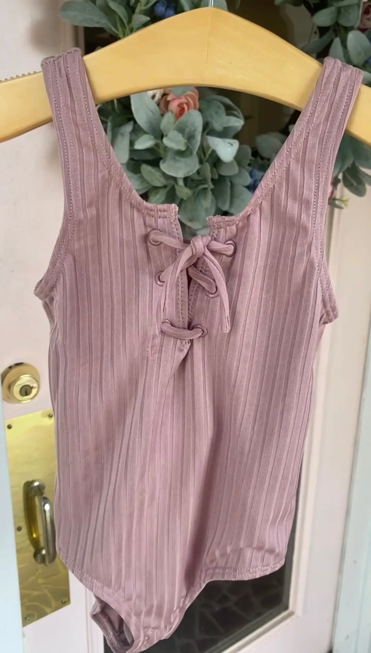 Einteiliges Kleid mit Schnürung | mauve