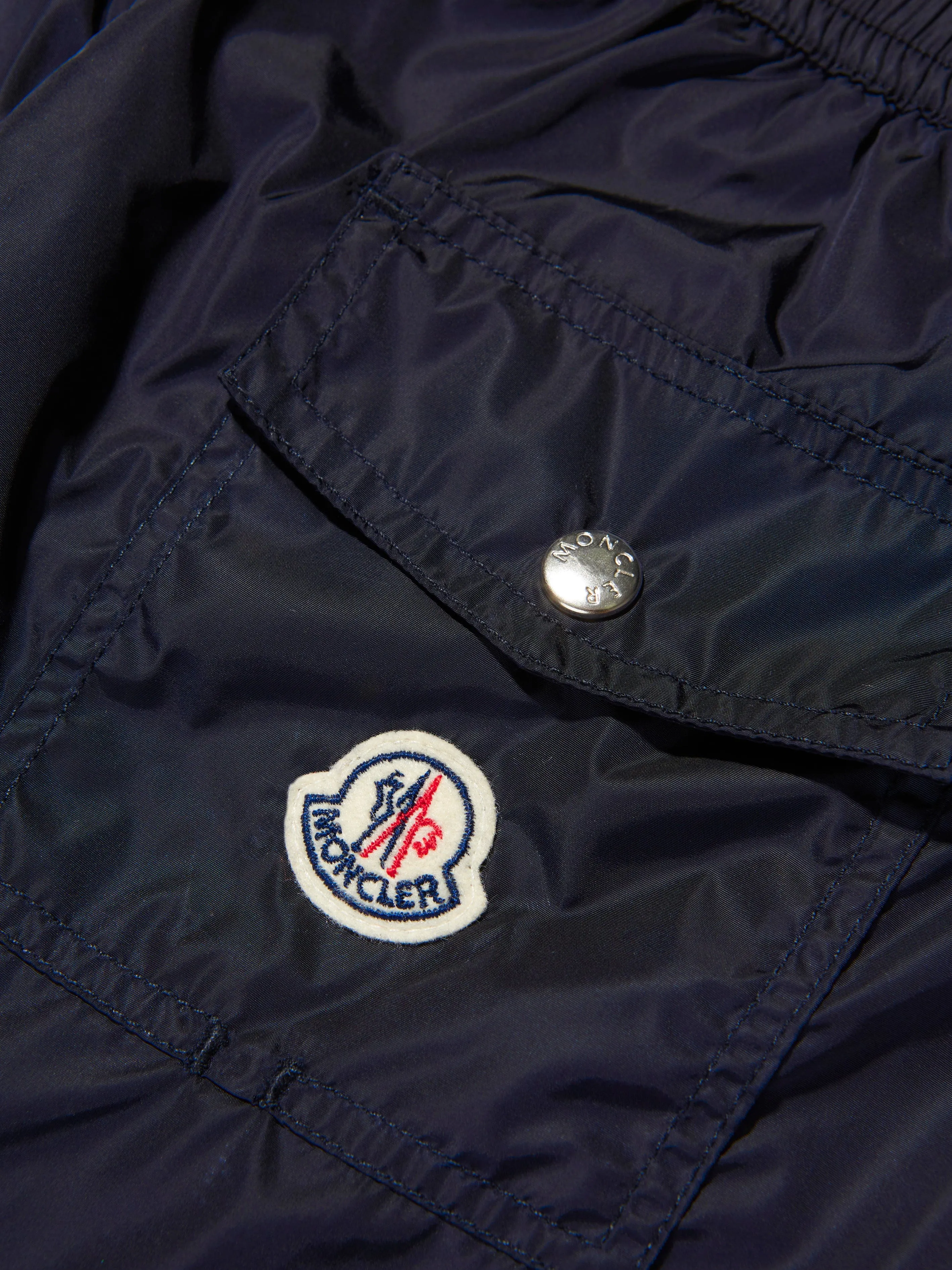 Moncler Enfant Jungen Logo Badeshorts in Marine