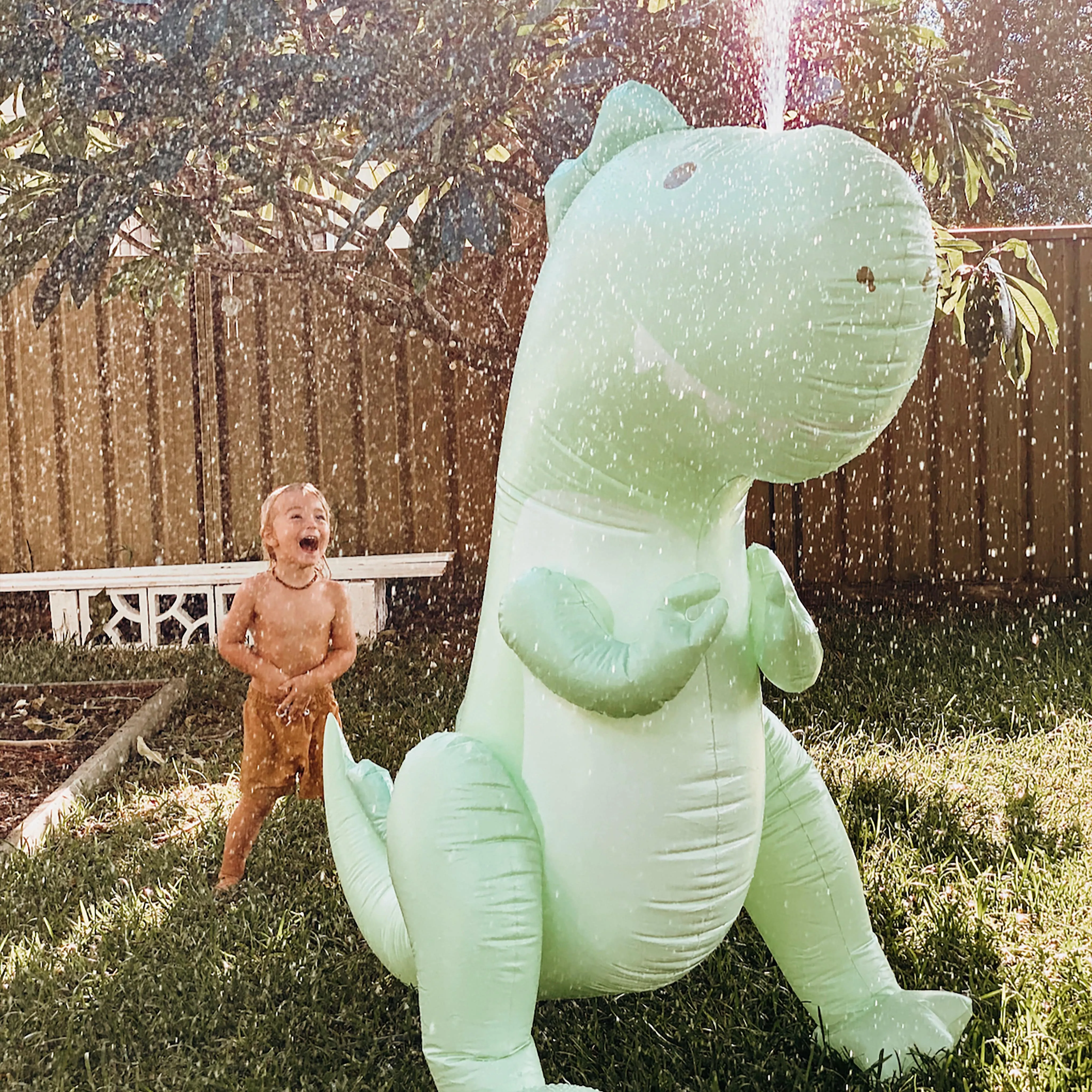 Sunnylife Kids Surfing Dino Aufblasbarer Riesen-Sprinkler in Grün